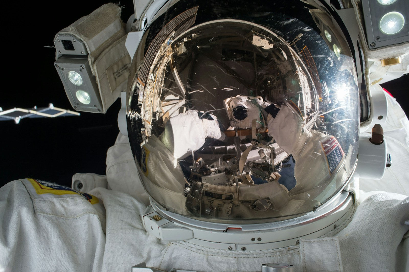 在太空,眼球会变扁:NASA 为什么允许宇航员戴隐形眼镜