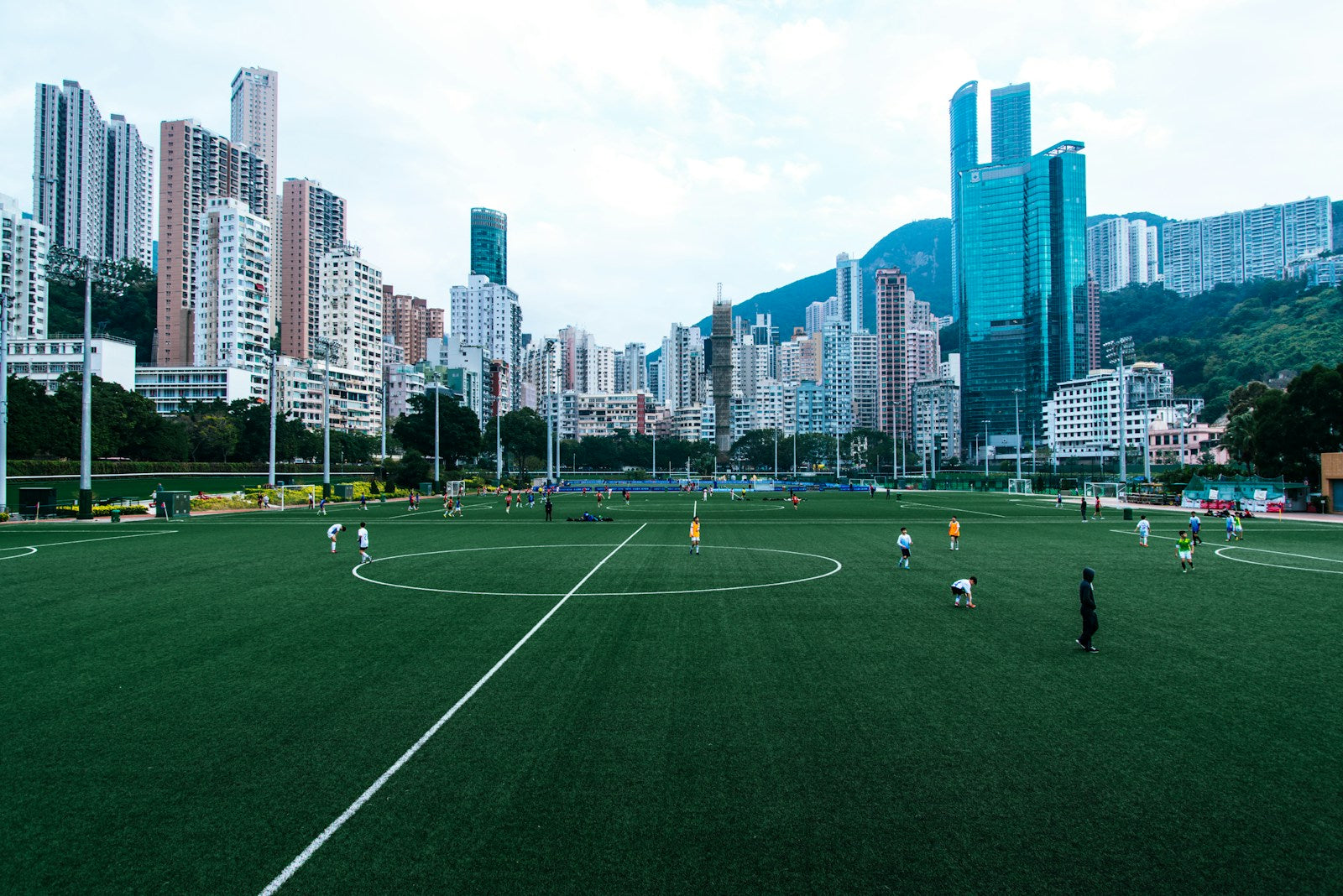 "我也要戴隐形眼镜"：孩子第一次开口时，父母要确认的六件事